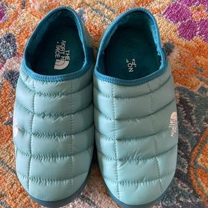 North Face quilted slippers size 8